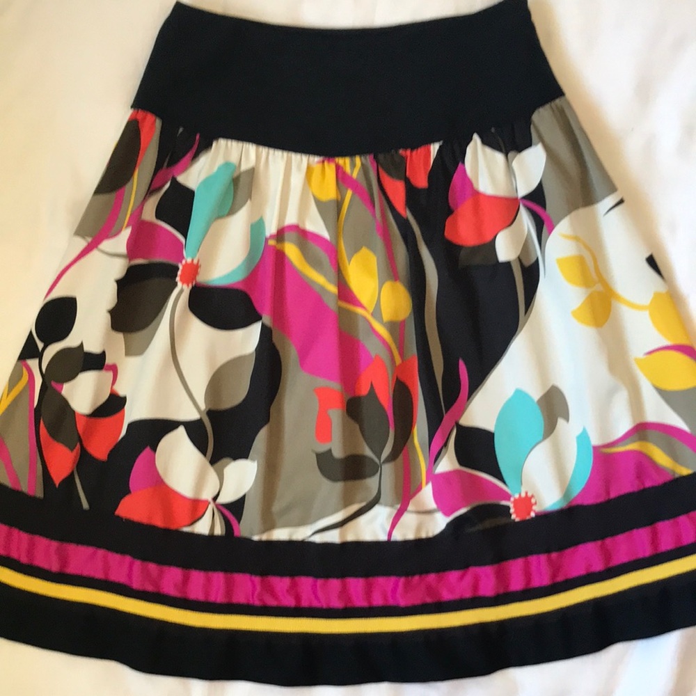 Free w bundle Nygard bright stylized floral lined full skirt w black trim
